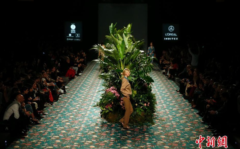 스페인 마드리드 패션위크… 숲 컨셉 런웨이에 선 모델들