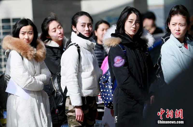 베이징영화학원 시험장에 생얼미녀 총출동… ‘연예인 뺨쳐’