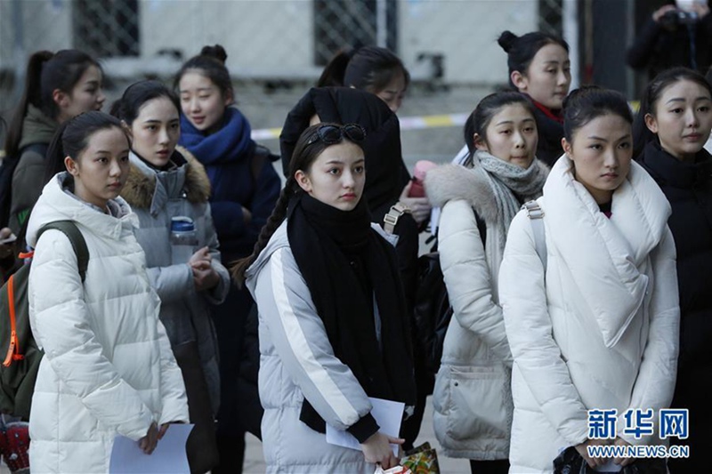 베이징영화학원 시험장에 생얼미녀 총출동… ‘연예인 뺨쳐’