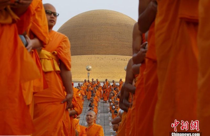 태국 만불절 맞아 기도하는 승려들… ‘장관 이뤄’