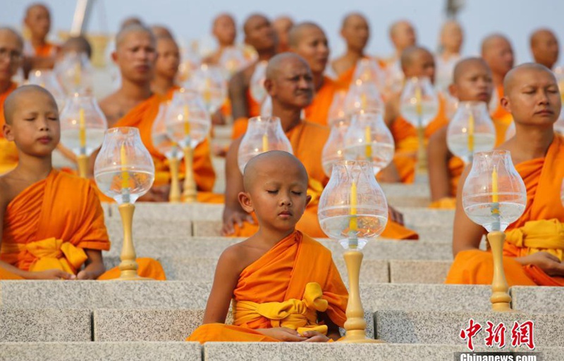 태국 만불절 맞아 기도하는 승려들… ‘장관 이뤄’