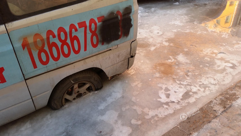하얼빈 강추위… 자동차 타이어가 얼음에 묻혀 꼼짝도 못해