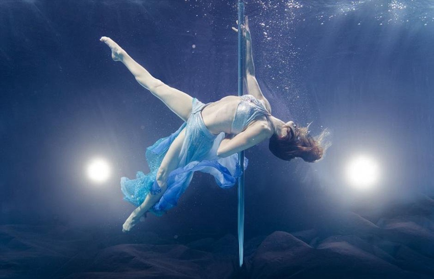 미국 사진작가 수중 폴댄스 사진 찍어… 섹시미 폭발