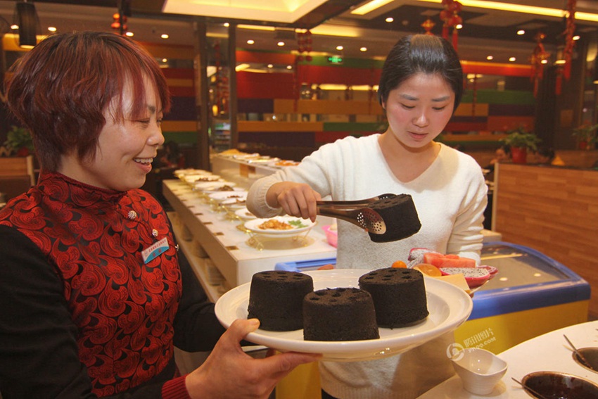 후베이 한 식당이 선보인 ‘연탄 케이크’ 뜨거운 반응