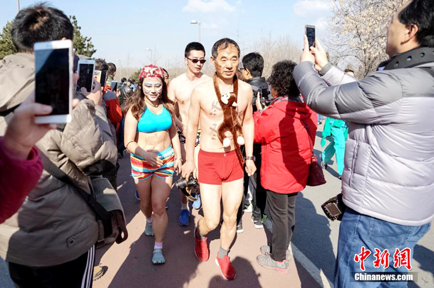 베이징에서 개최된 ‘누드 달리기 대회’… 화끈한 겨울