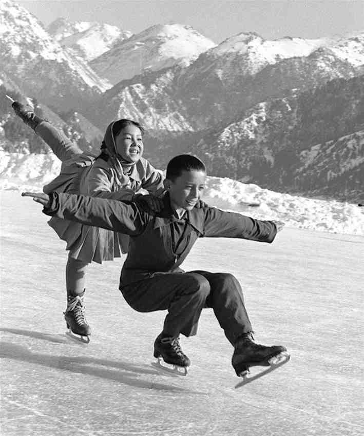1978년 1월 25일, 신장(新疆), 위구르족(維吾爾族)과 석백족(錫伯族) 어린이들이 피겨스케이팅 연습을 하고 있다.