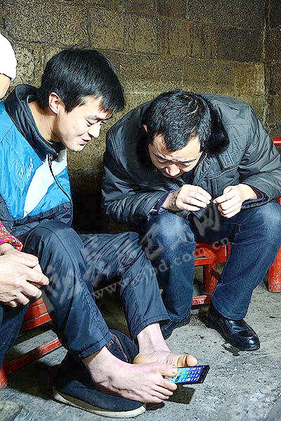 후베이의 팔이 없는 청년, 발로 모바일 쇼핑몰까지 운영