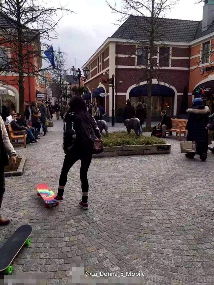 장바이즈, 네덜란드 길거리에서 스케이트보드 들고 다녀