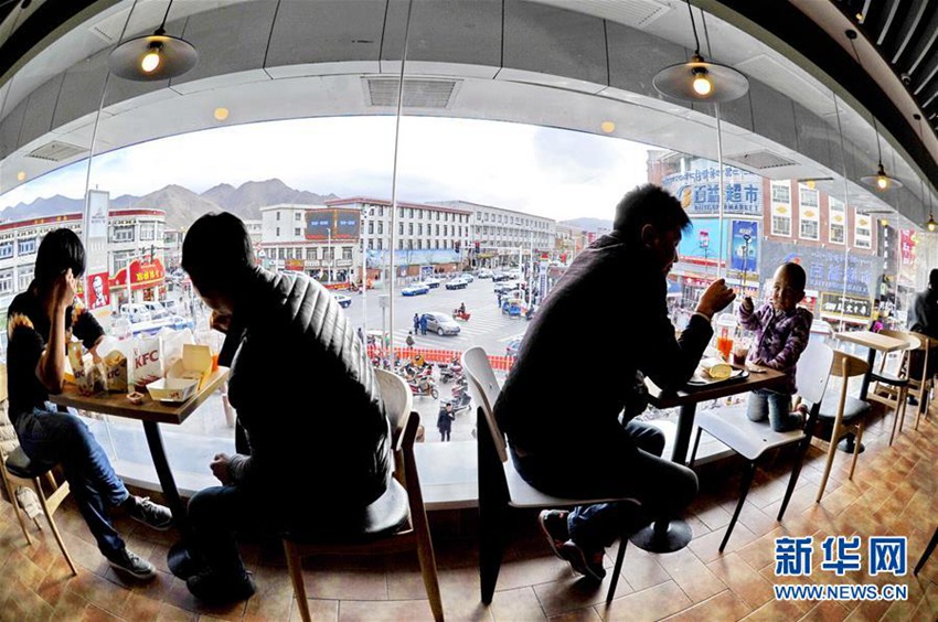 ‘세계 지붕’ 시짱 라싸에 오픈한 ‘KFC’ 탐방