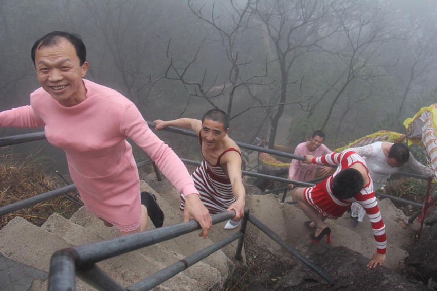광둥 남성 치마&하이힐 차림으로 등산… 무슨 사연?