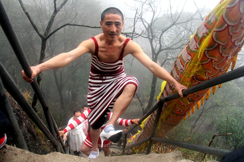 광둥 남성 치마&하이힐 차림으로 등산… 무슨 사연?
