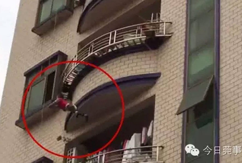 광둥 어린아이 5층 베란다에서 떨어져… 위험천만!