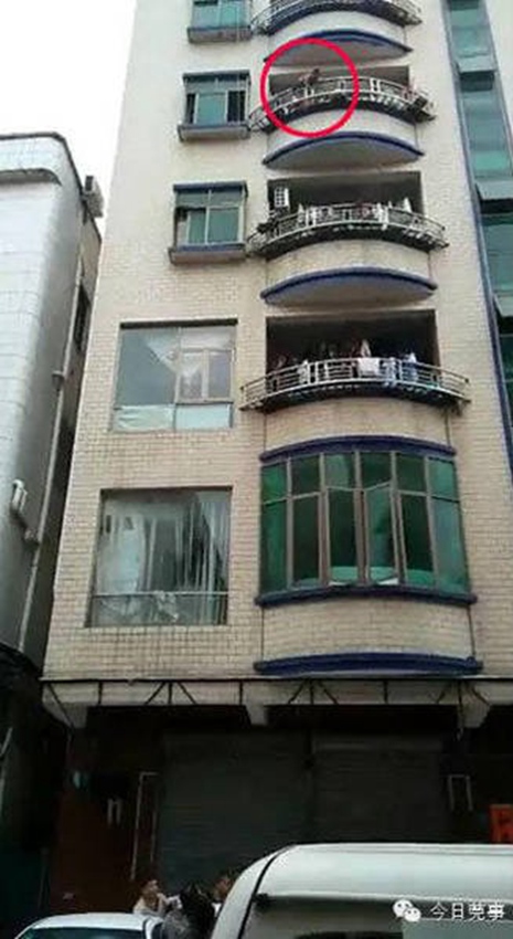 광둥 어린아이 5층 베란다에서 떨어져… 위험천만!