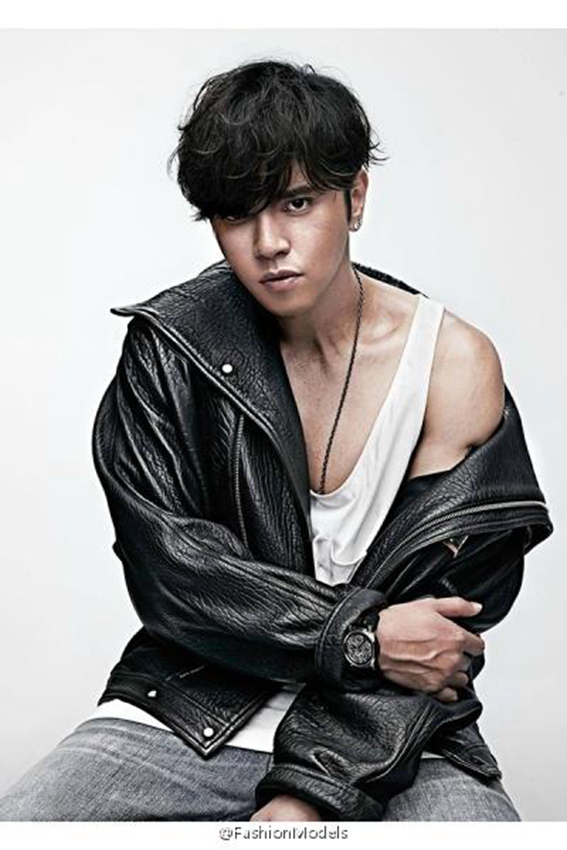 인기 스타 뤄즈샹의 여장 화보 공개…하이힐도 잘 어울려!