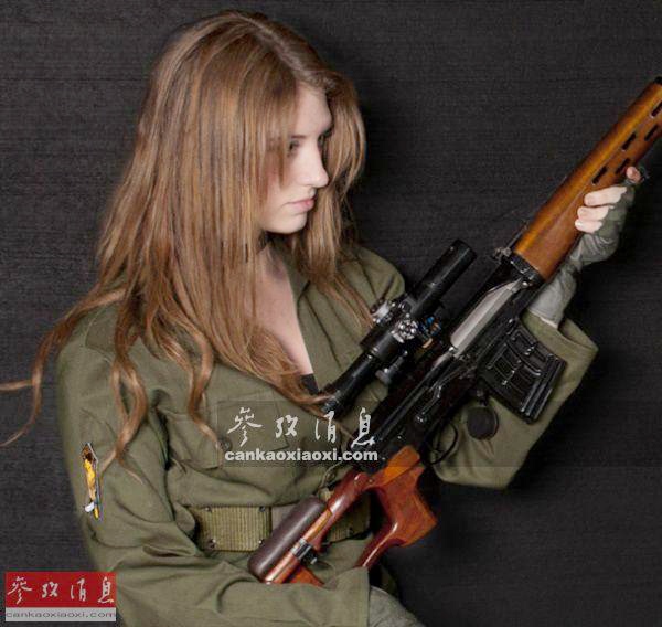총든 러시아 미녀들의 섹시 화보 화제… ‘치명적인 유혹’