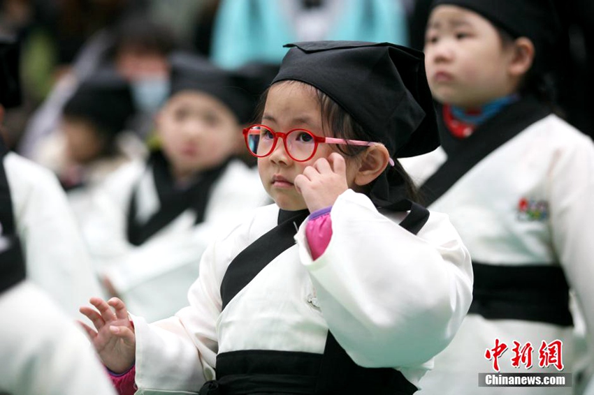 난징 유치원생, 천년 전통을 이어온 ‘개필례’ 진행