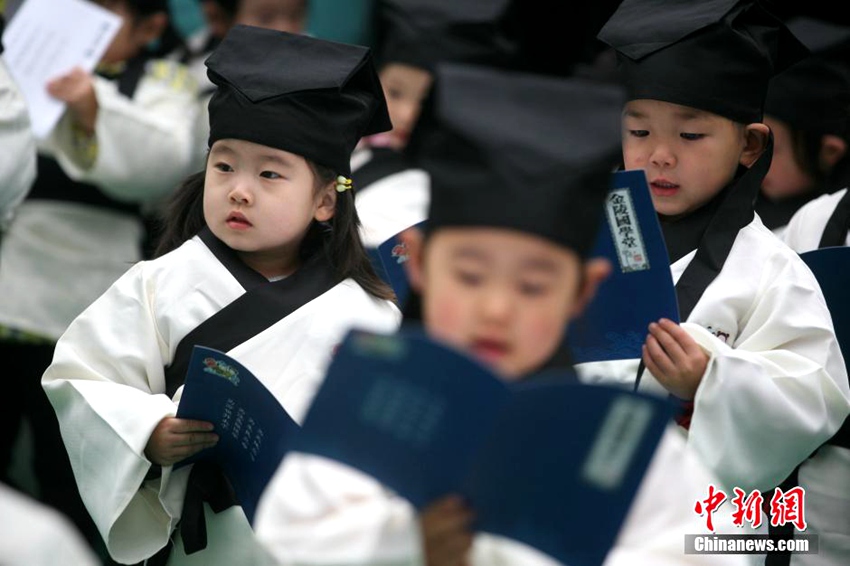 난징 유치원생, 천년 전통을 이어온 ‘개필례’ 진행