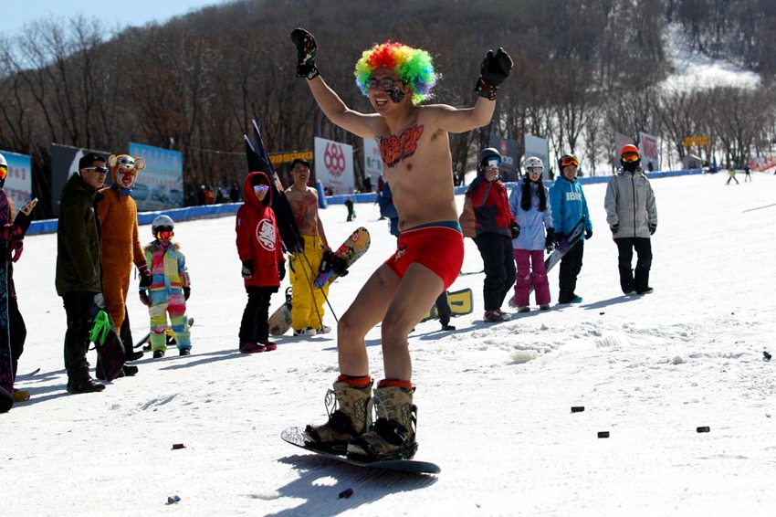 창춘에서 열린 ‘누드 스키’의 날, 독특한 스키복 선보여