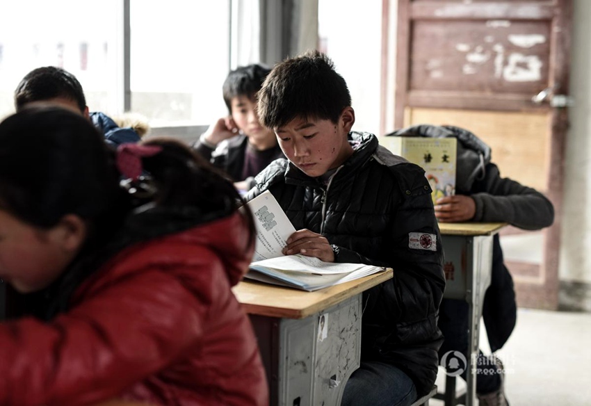 안후이 실명한 아버지 모시고 사는 13살 남자아이