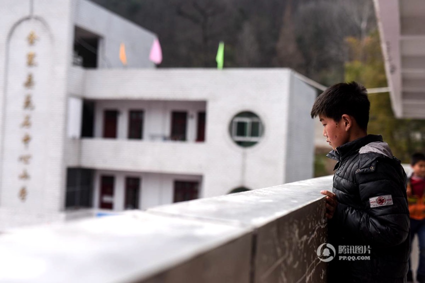 안후이 실명한 아버지 모시고 사는 13살 남자아이
