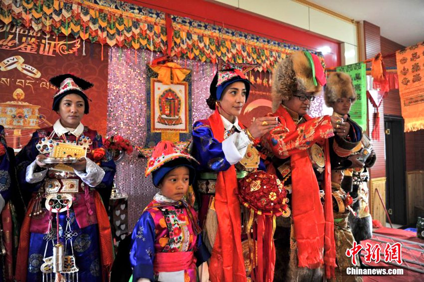 윈난 샹그릴라에서 열린 장족 전통 혼례의 현장
