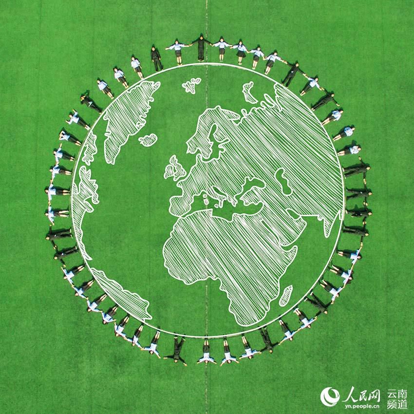 ‘녹색 지구’ 형상화한 재기발랄 졸업 사진
