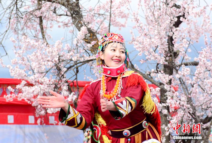 런웨이 쇼 펼치는 티베트족 ‘복숭아 아가씨’… 선녀 같다