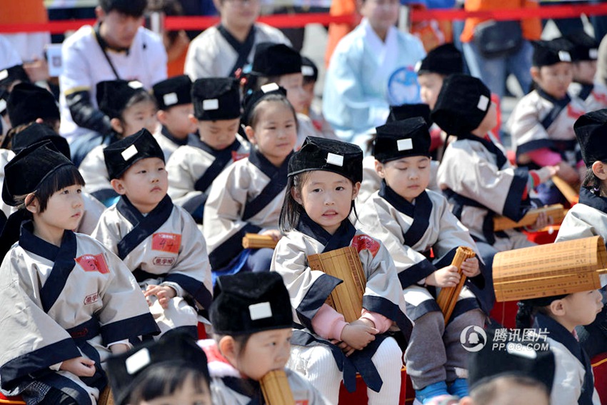 선양 100명 어린이, 전통 복장 입고 국학 대회 참석해