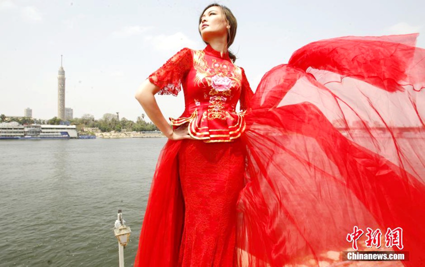中 모델, 이집트 나일강 주변에서 중국풍 패션 선보여
