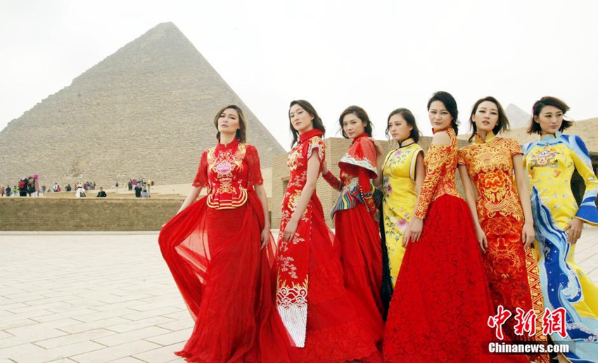 中 모델, 이집트 나일강 주변에서 중국풍 패션 선보여