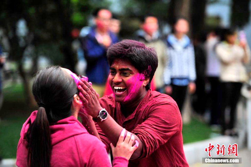 중국에서 즐기는 인도 전통명절 ‘홀리’ 축제