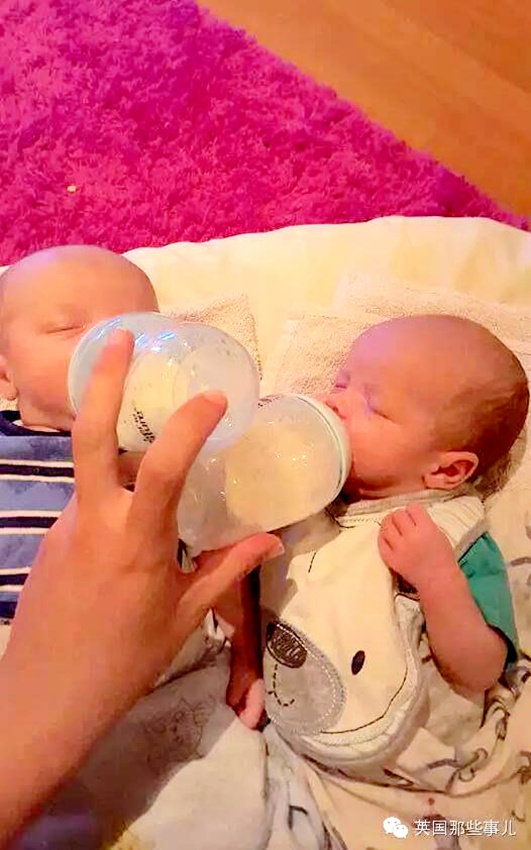 쌍둥이 키우는 방법 공개, 한 손으로 우유 먹이는 기술