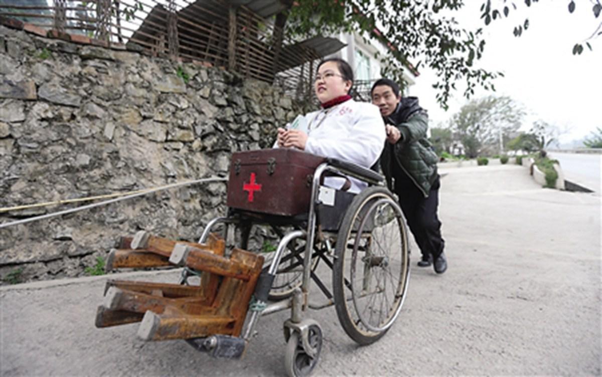 쓰촨 다리 없는 장애인, 시골의사로 15년 간 외길인생