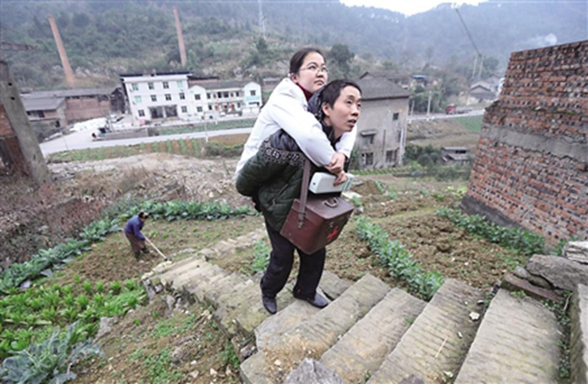쓰촨 다리 없는 장애인, 시골의사로 15년 간 외길인생