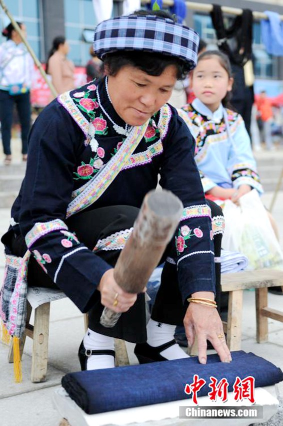 구이저우 왕모현 포의족, 싼웨싼 맞아 방직기예 선보여