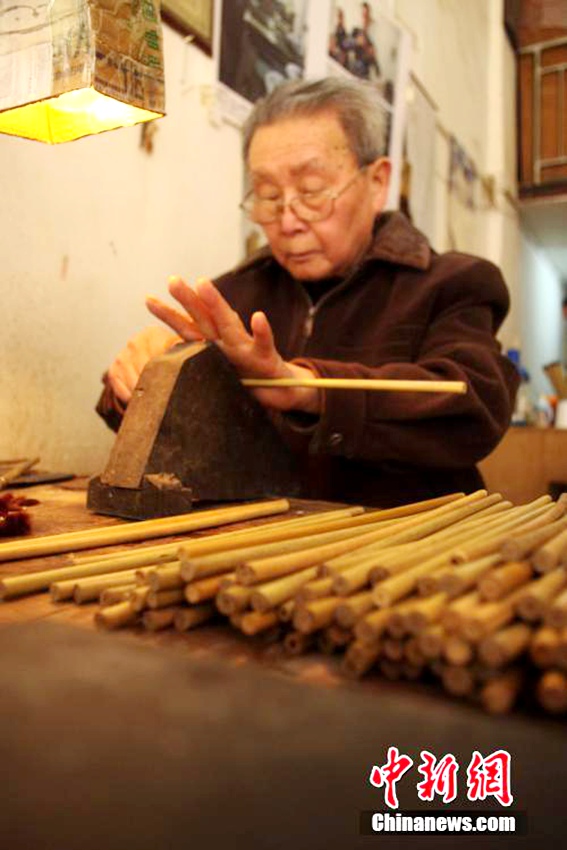 징더전 도자기 제작에 사용되는 붓을 만드는 사람