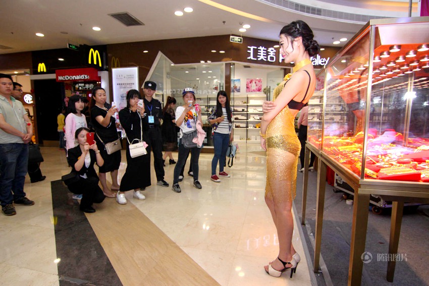 후베이 5kg 황금으로 만든 원피스 선보여, 100만元 상당