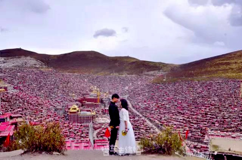 中 56개 민족 의상 입고 웨딩 사진 찍은 신혼 부부