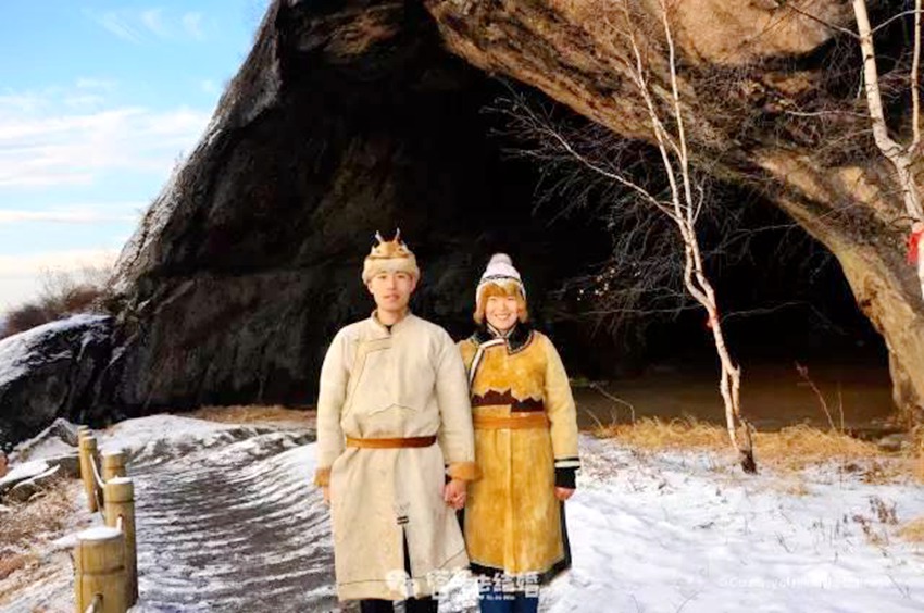 中 56개 민족 의상 입고 웨딩 사진 찍은 신혼 부부