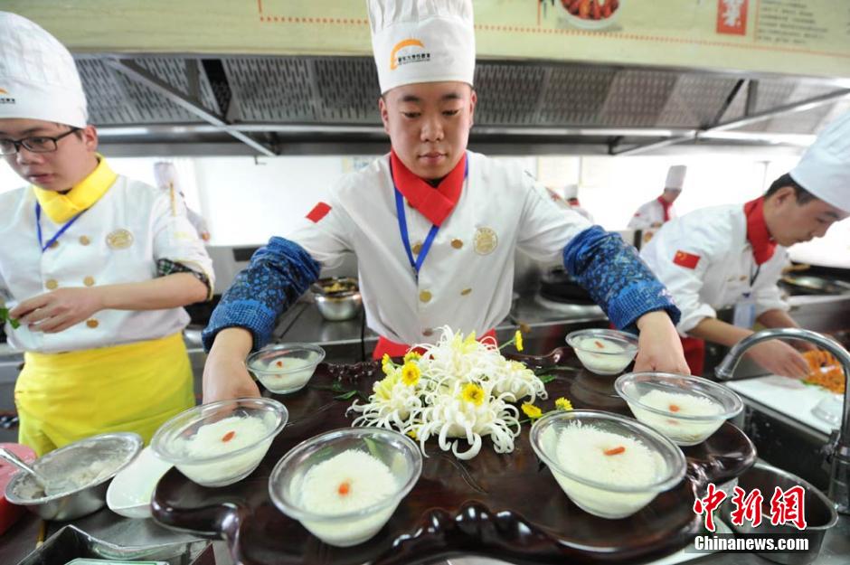 간쑤서 열린 요리 경연 대회, 100여 명 요리사 참석