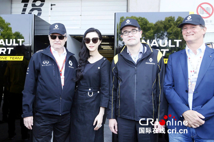 F1 서킷 찾은 판빙빙, 올블랙 패션 위엄 있는 포즈
