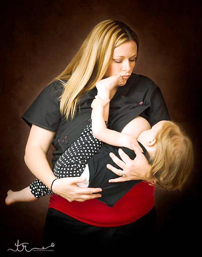 美 사진작가, ‘제복 입은 엄마’ 수유장면 촬영 화제