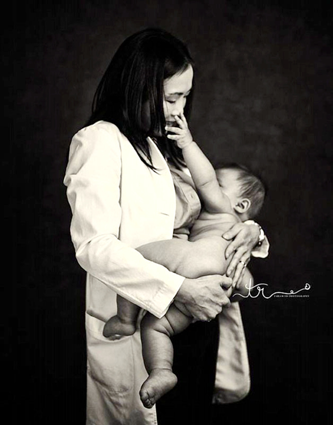 美 사진작가, ‘제복 입은 엄마’ 수유장면 촬영 화제