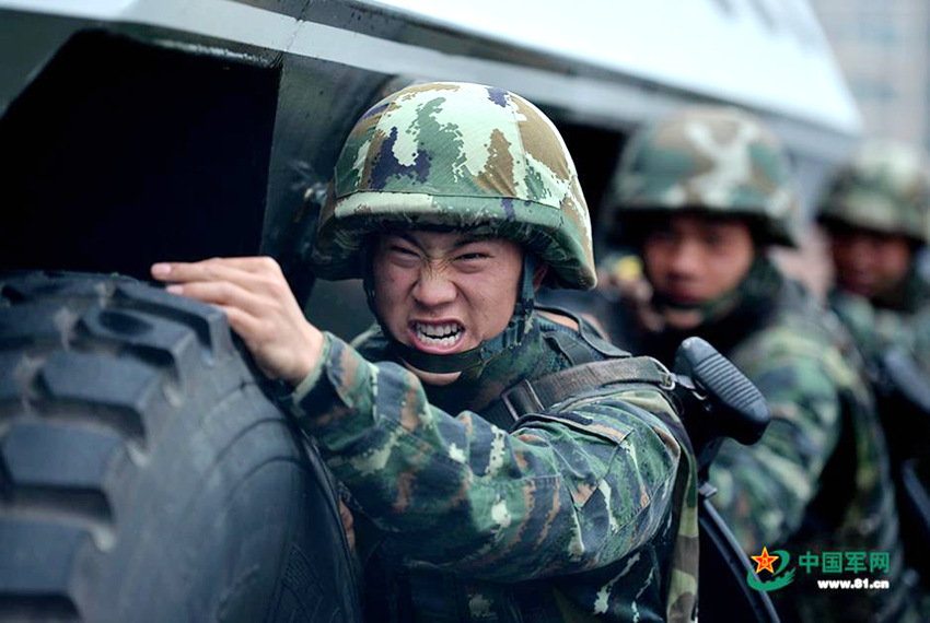 충칭 무장경찰 극기훈련 현장, 완벽 위장 저격수