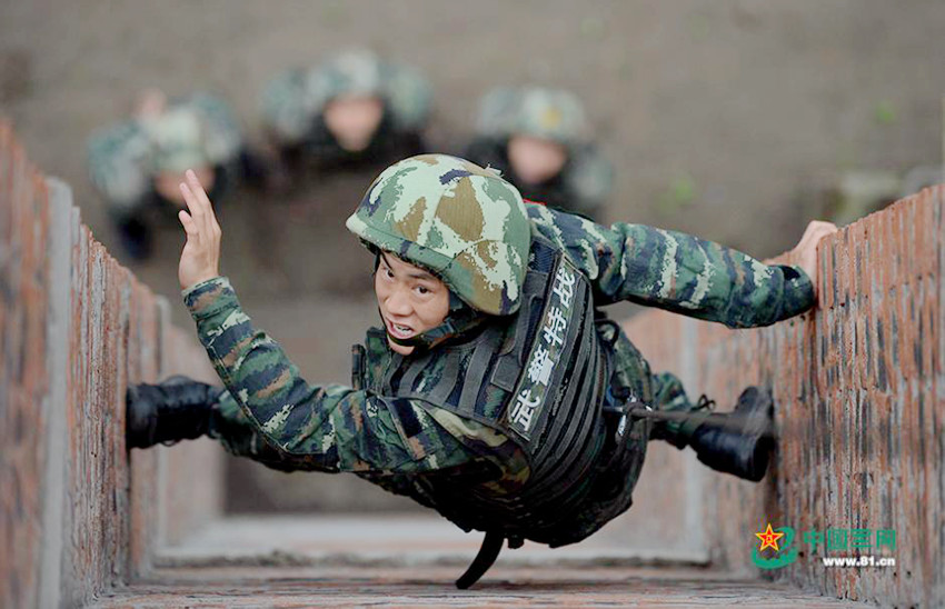 충칭 무장경찰 극기훈련 현장, 완벽 위장 저격수