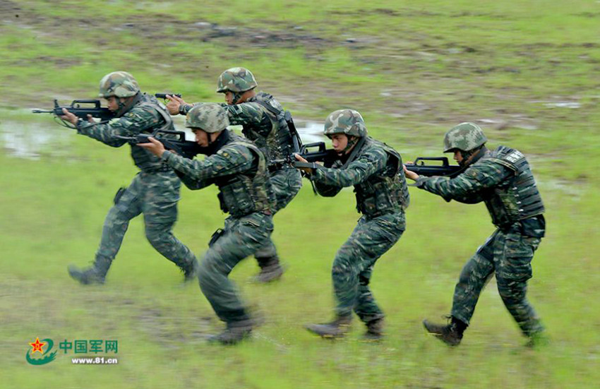 충칭 무장경찰 극기훈련 현장, 완벽 위장 저격수