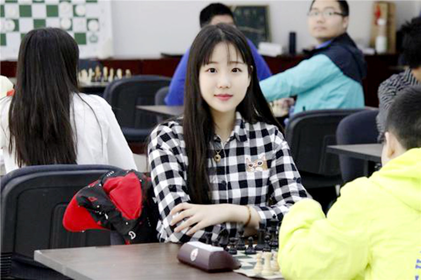 아름다움과 지혜를 겸비한 16세 중국 체스 선수