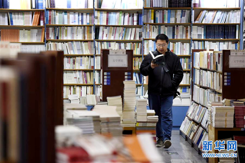 중국 24시 서점, 늦은 밤 책을 읽는 사람들