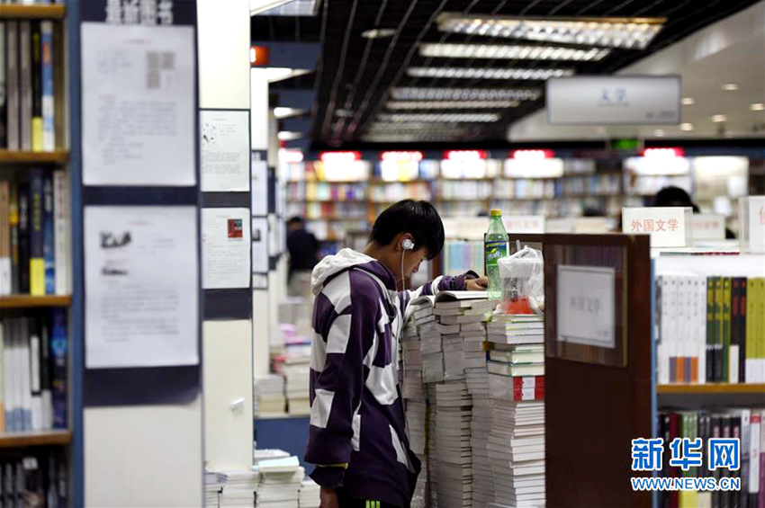 중국 24시 서점, 늦은 밤 책을 읽는 사람들