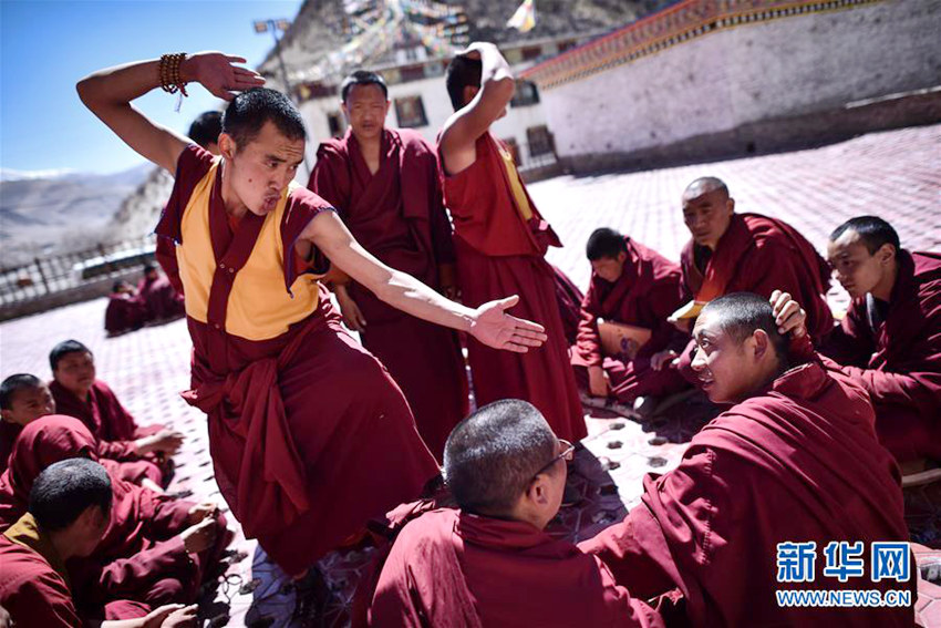 라마교 승려들의 ‘불꽃 튀는’ 토론 현장